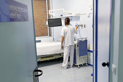 Una enfermera revisa el material en el Hospital Clínico Universitario de Valladolid. E.M.