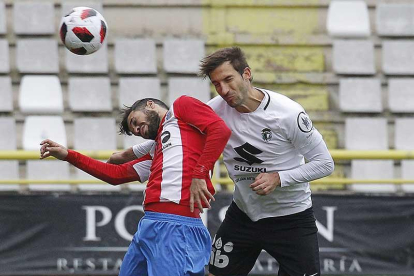Aritz Borda disputa un balón aéreo en un choque disputado en El Plantío.-SANTI OTERO