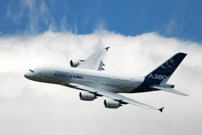 Un avión, modelo Airbus 380, sobrevuela el Reino Unido.-ANDY RAIN (EFE)