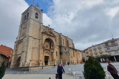 La iglesia de San Esteban es uno de los monumentos más destacados del  Roa de Duero.  L. VELÁZQUEZ