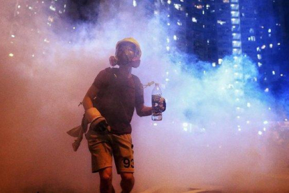 Un manifestante durante los disturbios de hoy en Hong Kong.-AP / ELSON LI