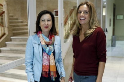 Las diputadas Margarita Robles y Susana Sumelzo, que mantuvieron el 'no' a Rajoy, la semana pasada en el Congreso.-EFE / CHEMA MOYA