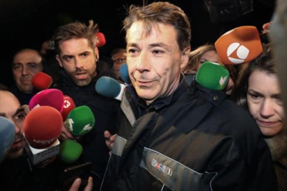 Ignacio González, rodeado de periodistas, a su salida de la cárcel de Soto del Real, el miércoles pasado.-/ EFE/KIKO HUESCA