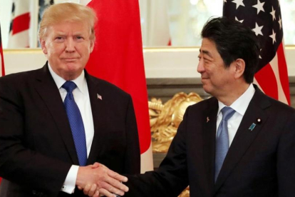 El presidente de EEUU, Donald Trump, y el primer ministro de Japón, Shinzo Abe, en Tokio.-REUTERS