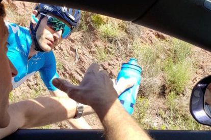 Carlos Barbero recibe agua del coche de Movistar durante su escapada.-MOVISTARTEAM.COM