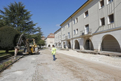 Las excavadoras han comenzado las obras de renovación del Barrio de La Moneda.-Raúl G Ochoa