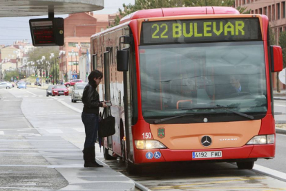 Una persona se sube al autobús en la línea del Bulevar ferroviario.-RAÚL G. OCHOA