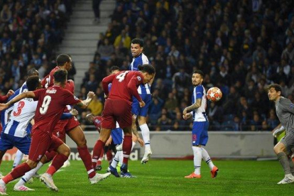 Van Dijk marca el cuarto gol del Liverpool en Oporto venciendo en el salto al exmadridista Pepe y en presencia de Casillas.-MATTHIAS HANGST (GETTY IMAGES)