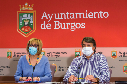 Dolores Ovejero, concejala delegada de Consumo, y Luis Morcillo, director de la OMIC, durante la rueda de prensa. TOMÁS ALONSO