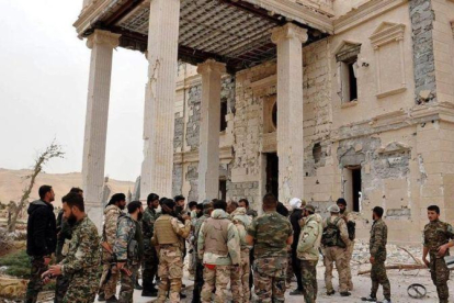 Soldados del Ejército sirio tras entrar en Palmira, en una imagen de archivo, en marzo del 2016.-EFE / SANA