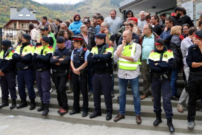 Agentes de los Mossos se han retirado, con lágrimas en los ojos, de un colegio electoral en Vielha.-MARTA LLUVICH/ACN