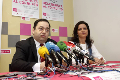 El candidato a la presidencia de la Junta y coordinador territorial de UPyD, Rafael Delgado, comparece en León para hablar de corrupción en Castilla y León. Junto a él, la coordinadora local del partido, Ana Carlota Amigo-Ical