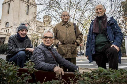 Cuatro de los denunciantes de torturas por parte del franquismo delante de la facultad que centró la redada contra militantes de izquierda en 1971.-MIGUEL LORENZO