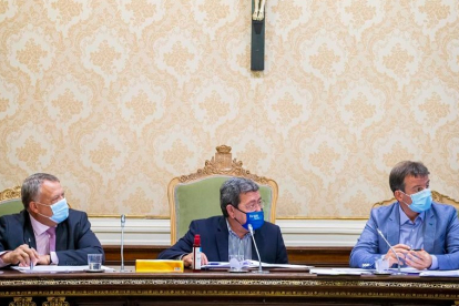 El vicepresidente, el presidente y el portavozl del PP en la Diputación en el pleno escuchando al portavoz socialista. SANTI OTERO