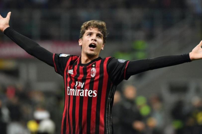 Locatelli celebra el golazo a Buffon en el partido del sábado en San Siro.-EFE / DANIEL DAL ZENNARO