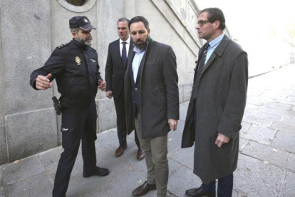 Santiago Abascal, de VOX, y otros cargos del partido llegan al Tribunal Supremo para presentar una querella contra Quim Torra.-DAVID CASTRO