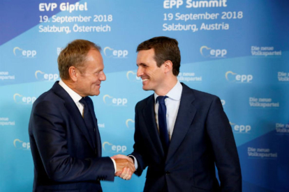 Pablo Casado saluda al presidente del Consejo Europeo, Donald Tusk.-EFE / TAREK MOHAMED