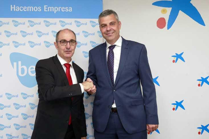 Pedro Pisonero, director general de Iberaval, y Marc Benhamou, director territorial de CaixaBank en Castilla y León y Astuaria, en la firma del convenio.-RAÚL G. OCHOA