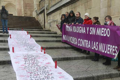 Integrantes del Colectivo 8 de Marzo ayer en la Catedral.-RAÚL G. OCHOA