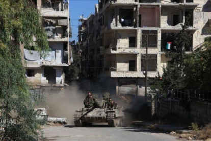 Fuerzas progubernamentales sirias participan en la operación para controlar el dividido barrio de Suleiman al-Halabi, en Alepo, este viernes.-AFP / GEORGES OURFALIAN