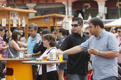 La gente disfrutando de las tapas en las casetas de la Plaza Mayor de la Feria de Tapas 2015-RAÚL G. OCHOA