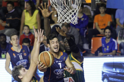Costa fuerza la penetración ante Zhigulin y Orukpe, ayer, en El Plantío-SANTI OTERO