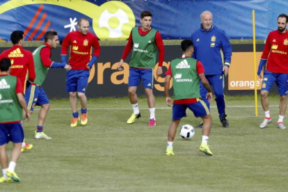 Vicente del Bosque y los jugadores en el entrenamiento del viernes en la Isla de Ré.-EFE / JUANJO MARTÍN