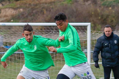 Diosbert Rivero conduce un balón durante un entrenamiento-Burgos CF