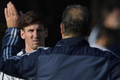 Gerardo Martino conversa con Leo Messi, durante un entrenamiento de la selección argentina el pasado junio.-Foto: AFP