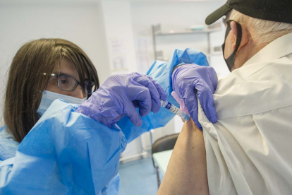 La campaña de vacunación de la gripe arranco a mediados de octubre con 85.190 dosis para Burgos. ISRAEL L. MURILLO