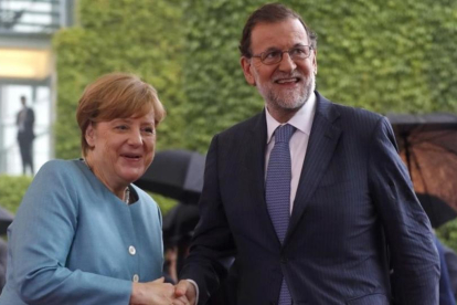 El presidente del Gobierno y la canciller alemana, a su llegada a la reunión de jefes de Estado y de Gobierno de la UE de los miembros del G20.-Kiko Huesca