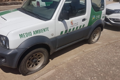 Vehículo de agentes medioambientales de Castilla y León con las ruedas rajadas en la provincia de Burgos. APAMCYL