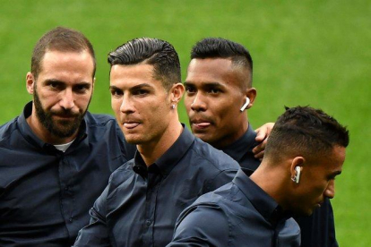Cristiano Ronaldo (2i) este martes en el Wanda Metropolitano rodeado de sus compañeros Higuaín (i) y Alex Sandro.-AFP
