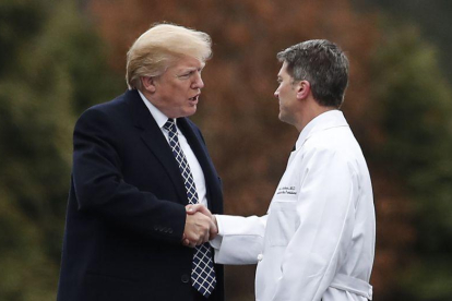 Trump junto al doctor de la Casa Blanca, Ronny Jackson.-CAROLYN KASTER (AP)