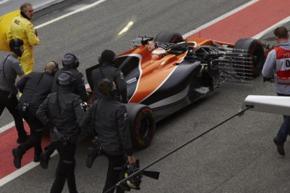 McLaren no mejora en las pruebas de Montmeló El coche de Vandoorne, el compañero de Alonso, se ha parado también en la primera vuelta  COMENTARIOS0 McLaren no mejora en las pruebas de Montmeló  EFE / ALEJANDRO GARCIA Los mecánicos de McLaren empujan el co-ALEJANDRO GARCÍA