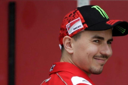 El mallorquín Jorge Lorenzo (Ducati) muestra una sonrisa, el pasado lunes, tras acabar con el mejor tiempo en los primeros test de pretemporada.-EFE / FAZRY ISMAIL