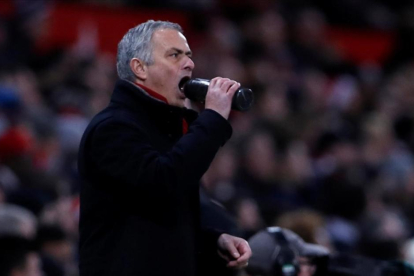 Mourinho se desespera durante el partido Manchester United-Burnley.-LEE SMITH / REUTERS