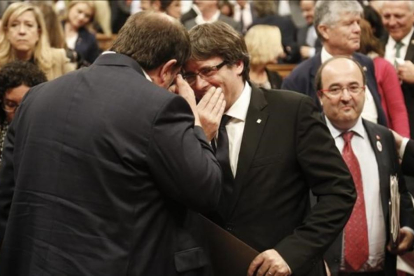 Carles Puigdemont y Oriol Junqueras conversan en el hemiciclo del Parlament.-JULIO CARBO