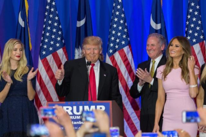 Donald Trump junto a su hija Ivanka, tras imponerse en las primarias republicanas en Carolina del Sur.-EFE / RICHARD ELLIS