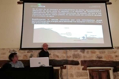 En su charla, Rafael Marcos explicó cómo producir energía con la mejora del salto de agua del pequeño pueblo donde vive.-ECB