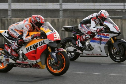 Marc Márquez y Fernando Alonso, con la Honda de MotoGP.-EFE / KIMMASA MAYAMA