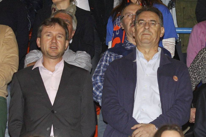 El alcalde, Javier Lacalle, y el presidente del Autocid, Miguel Ángel Benavente, durante un partido.-SANTI OTERO
