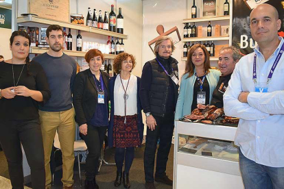 El diputado del PP Jaime Mateu y la periodista Concha Crespo, en el stand de Burgos Alimenta.-ECB