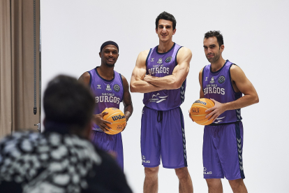 McFadden, Kravic y Benite, durante la sesión de fotos oficial de la FIBA realizada ayer en Atenas. B. B. HOJAS / SPB