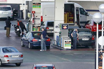 Varios conductores respostan gasolina en una estación de servicio de la capital burgalesa.-ISRAEL L. MURILLO