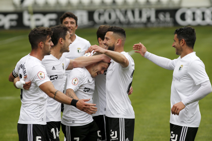 Los jugadores del Burgos celebran un gol. SANTI OTERO