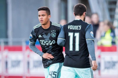 Justin Kluivert sustituye a Amin Younes y hace así su debut con el primer equipo del Ajax.-EFE / RONALD BONESTROO