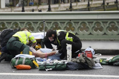 Los servicios médicos atienden a un herido.-TOBY MELVILLE