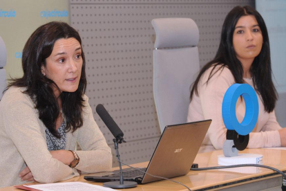 Laura Sebastián, a la izquierda, fue la encargada de presentar ante los medios la iniciativa.-ISRAEL L. MURILLO