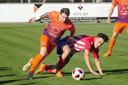 Gallo supera a un jugador del Atlético Tordesillas durante el encuentro de ayer en Castañares.-ISRAEL L. MURILLO